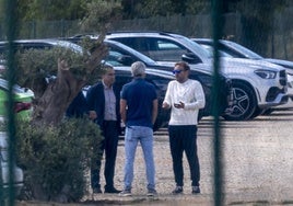 David Aganzo, Diego Rivas y un asesor jurídico de la AFE charlan con Sivori, el 8 de mayo, en la visita al vestuario en La Manga Club.