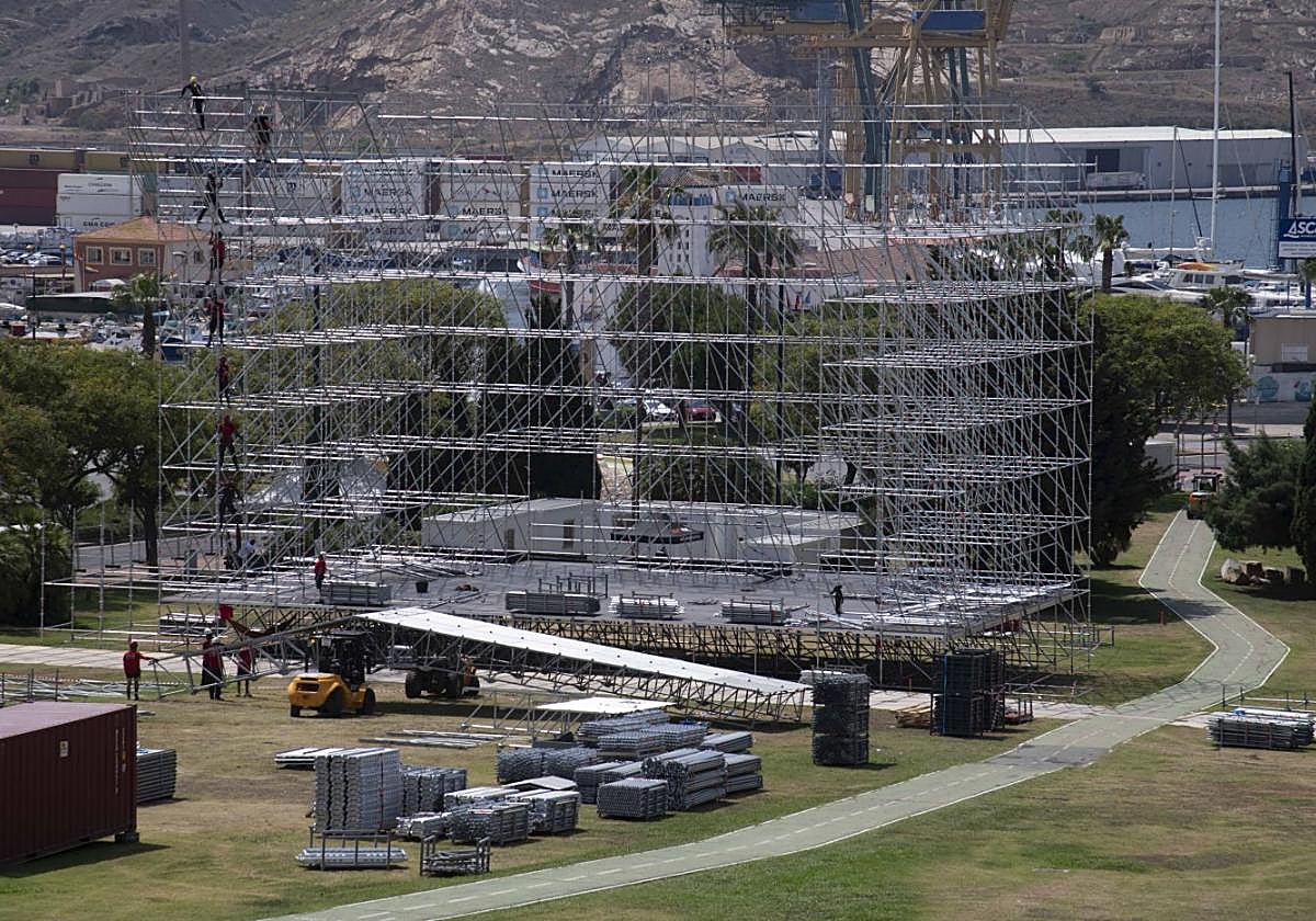 Los operarios terminan con el montaje de los escenarios del festival.