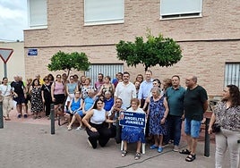 Foto de familia, con Angelita sosteniendo su placa.