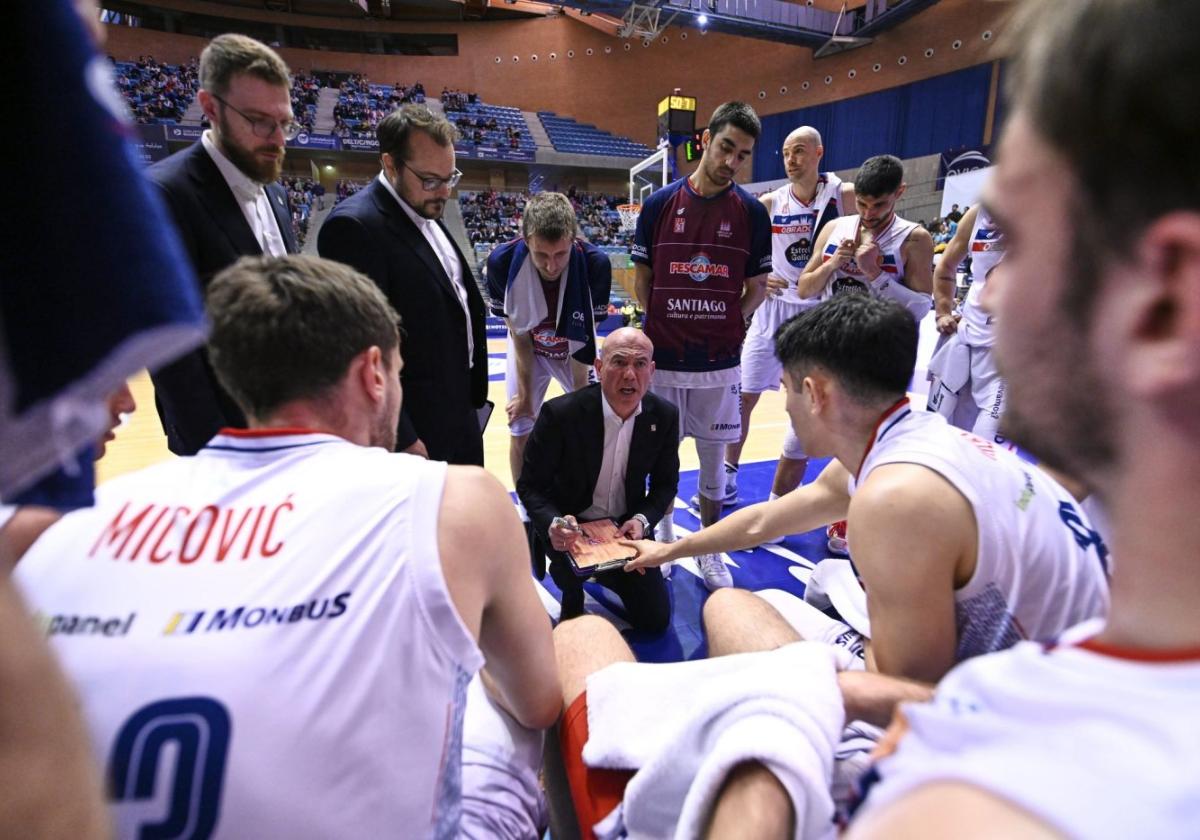 El entrenador Félix Alonso da instruciones a los jugadores del Monbus Obradoiro en un tiempo muerto contra el Alicante.