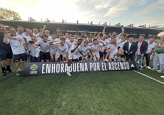 Los jugadores de la Sarriana celebrando su ascenso.