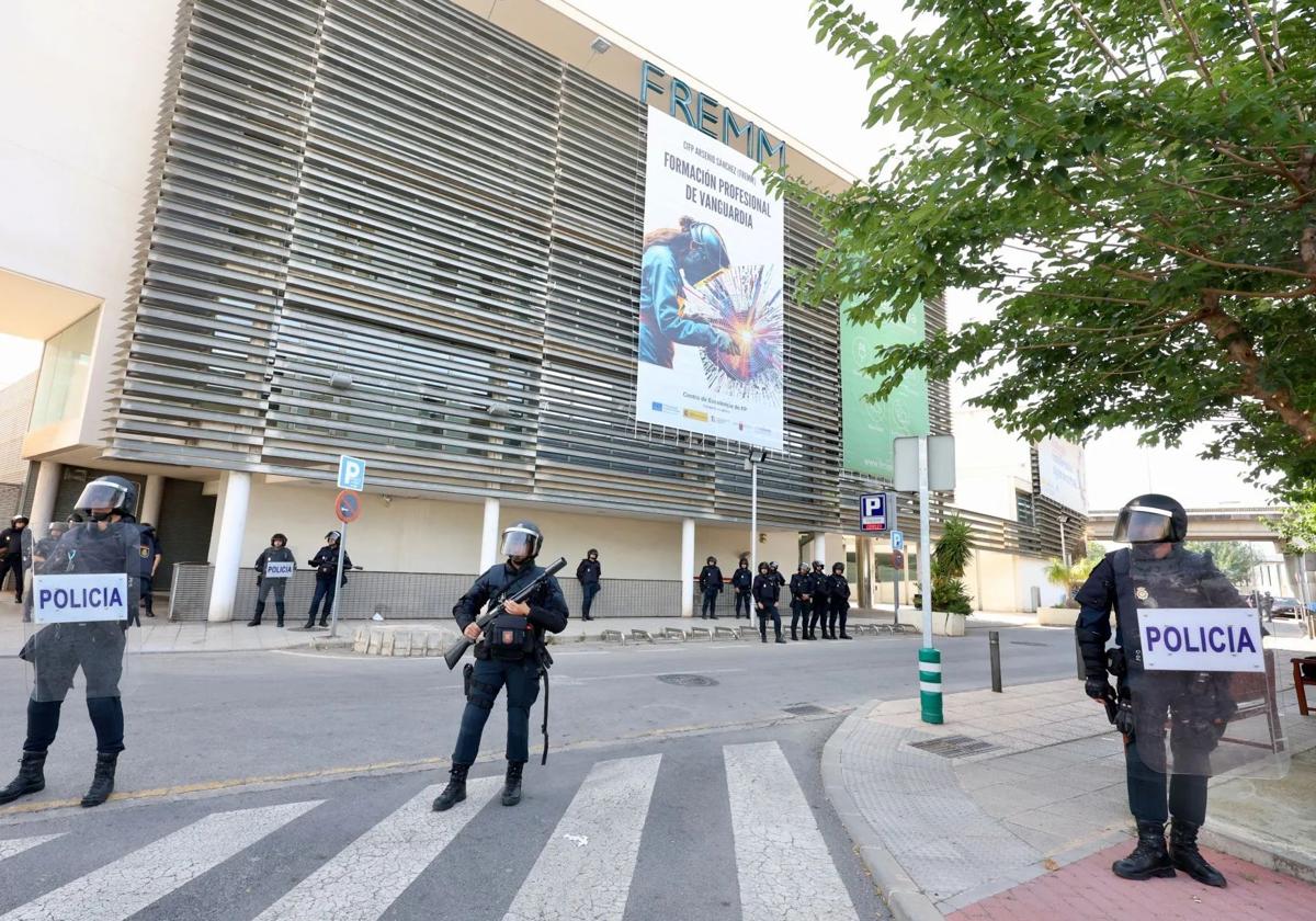 Los antidisturbios en la sede de la Fremm durante la protesta de los trabajadores de Navantia.