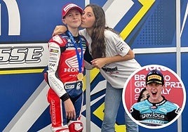 El murciano Máximo Quiles recibe un beso de su hermana Alejandra tras conquistar su primera Talent Cup en 2021. En detalle: el piloto, celebrando su primera victoria en el Mundial en Mugello.