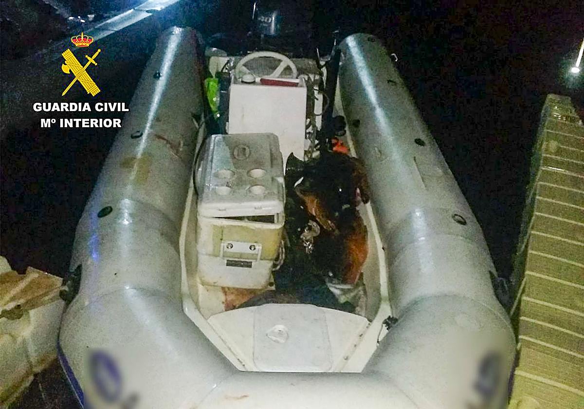 La embarcación semirrígida empleada por los furtivos, en el puerto deportivo de Los Nietos.
