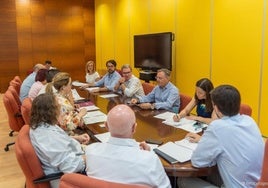 La Comisión de Hacienda, reunida este lunes.