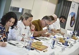 El jurado, concentrado en su tarea. Arriba, una de las elaboraciones.