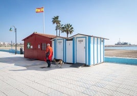 Aseos de madera instalados en la playa de los Náufragos.