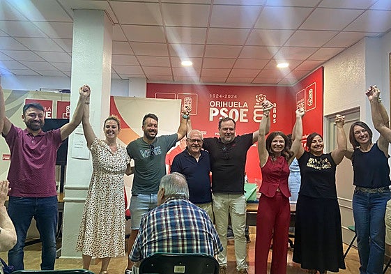 Luis Quesada, en el centro de la imagen con los dos brazos en alto, tras la victoria de las primarias.