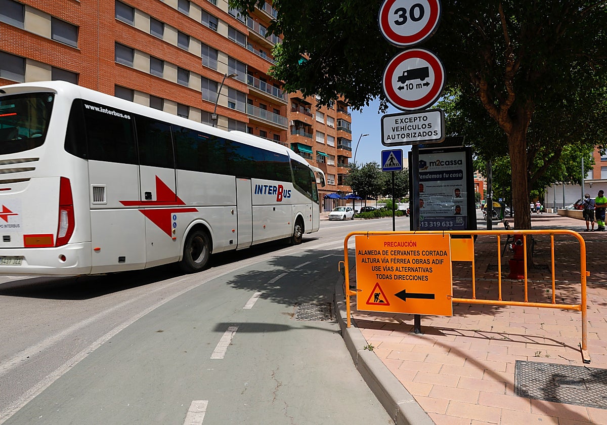 Cartel que informa del cierre al tráfico de la alameda de Cervantes a la altura del camino de El Gato.