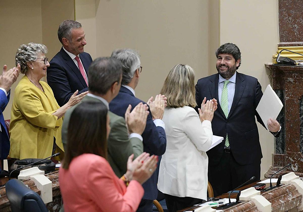 Aplausos a Fernando López Miras tras su intervención de este miércoles.