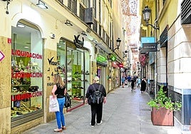 Clientes y viandantes, la semana pasada, en la calle de Platería.