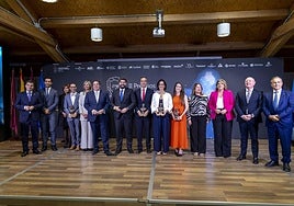 Foto de familia de premiados y autoridades en la última edición de los premios.