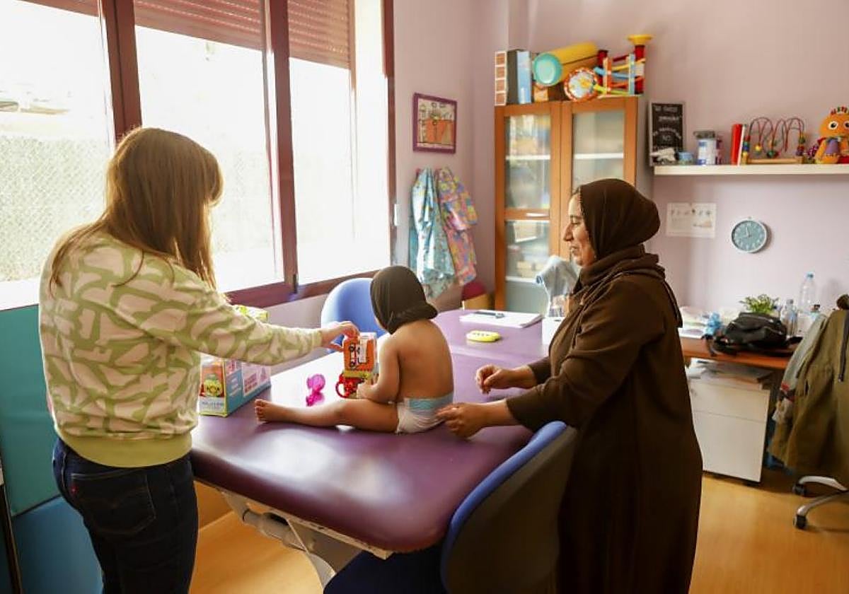 Un bebé recibe terapia en el centro de Atención Temprana, en una imagen de archivo.