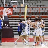 Los jugadores molinenses se abrazan tras la consecución de su ascenso a Segunda FEB.