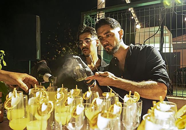 Diego Riveriego aplica azahar pulverizado sobre el cóctel 'vernini' que creó de forma exclusiva para la cena 'Dolce Vita', en Santomera, este mes de junio.