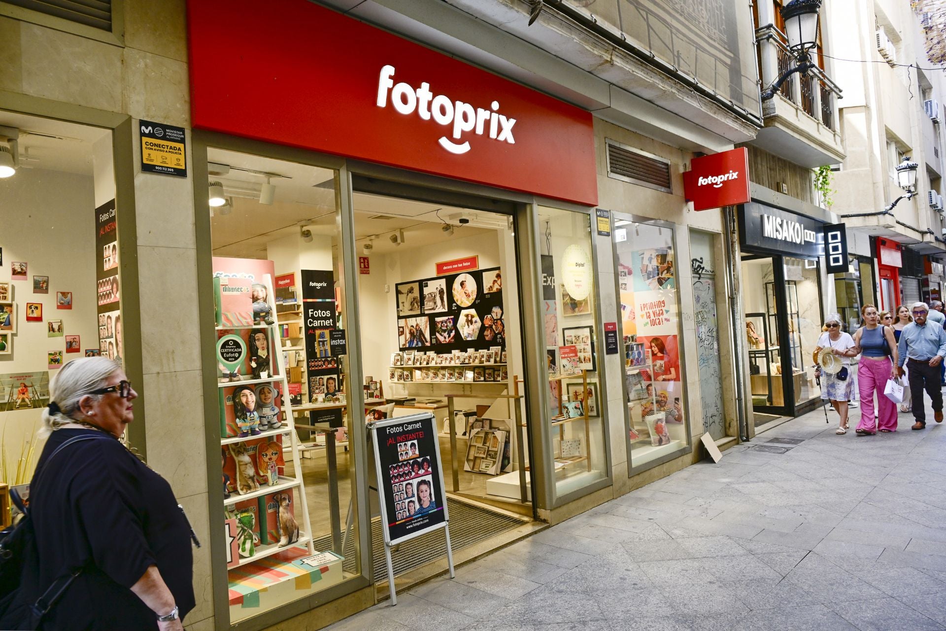 El comercio del centro de Murcia languidece en verano, en imágenes