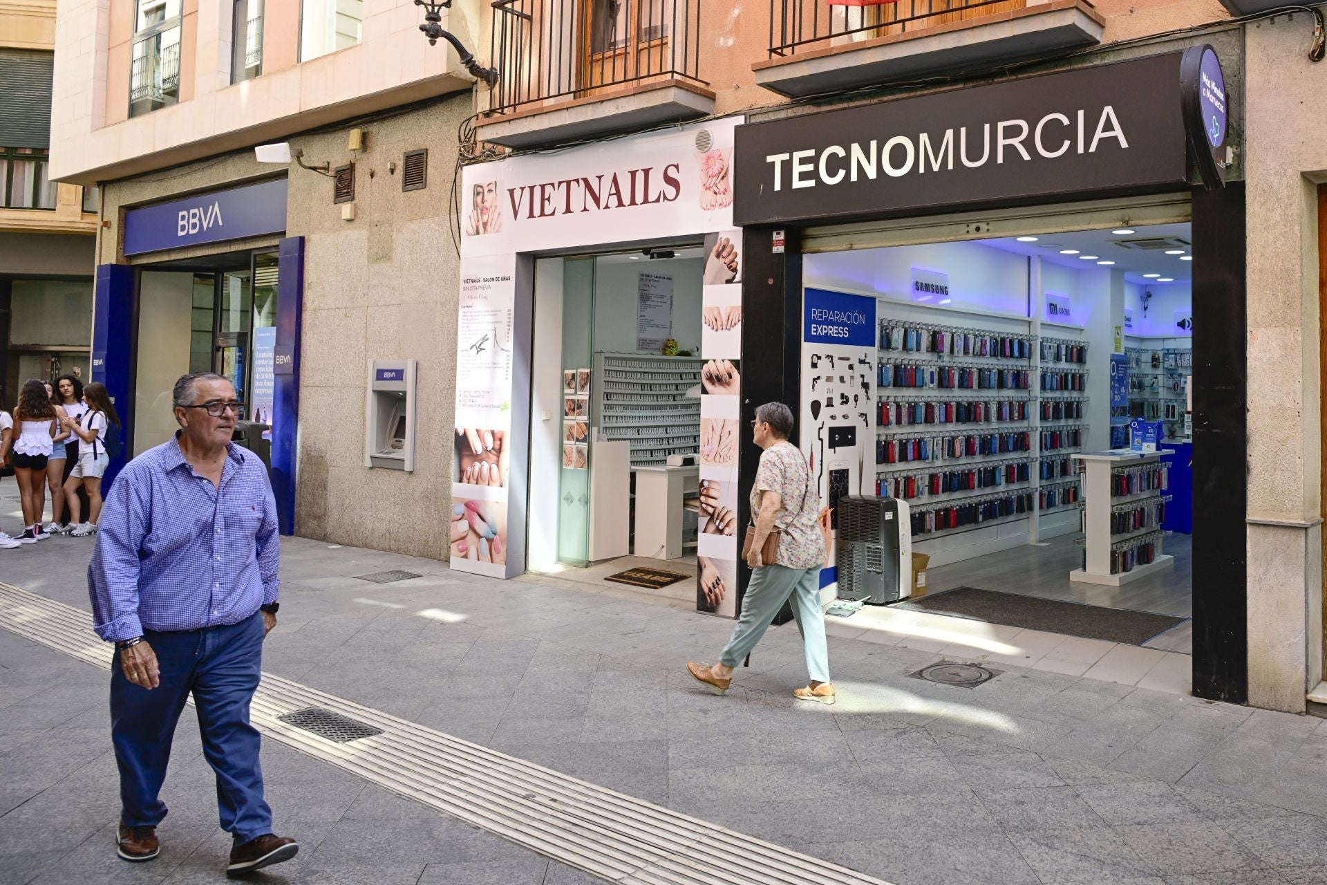 El comercio del centro de Murcia languidece en verano, en imágenes