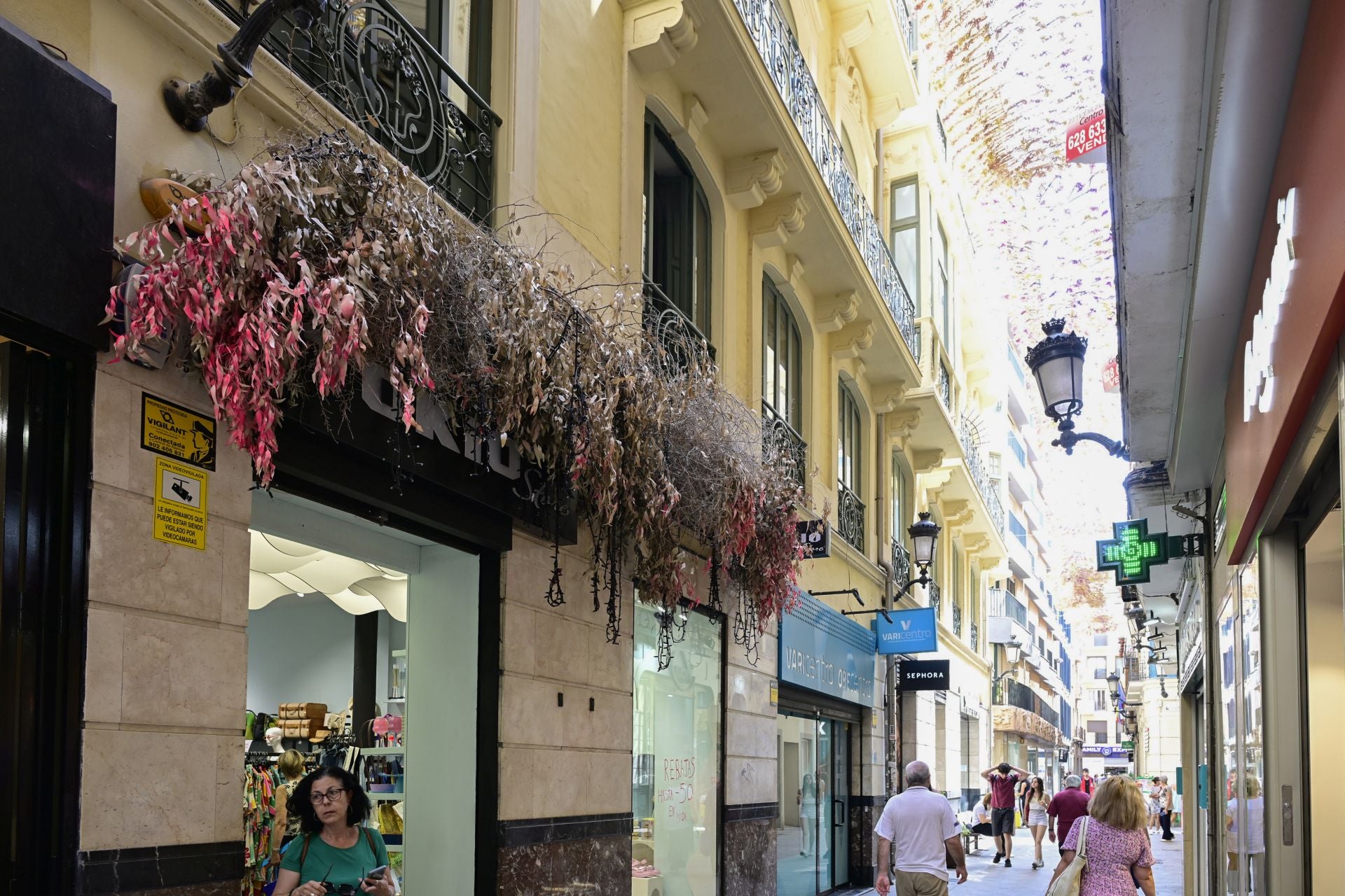 El comercio del centro de Murcia languidece en verano, en imágenes