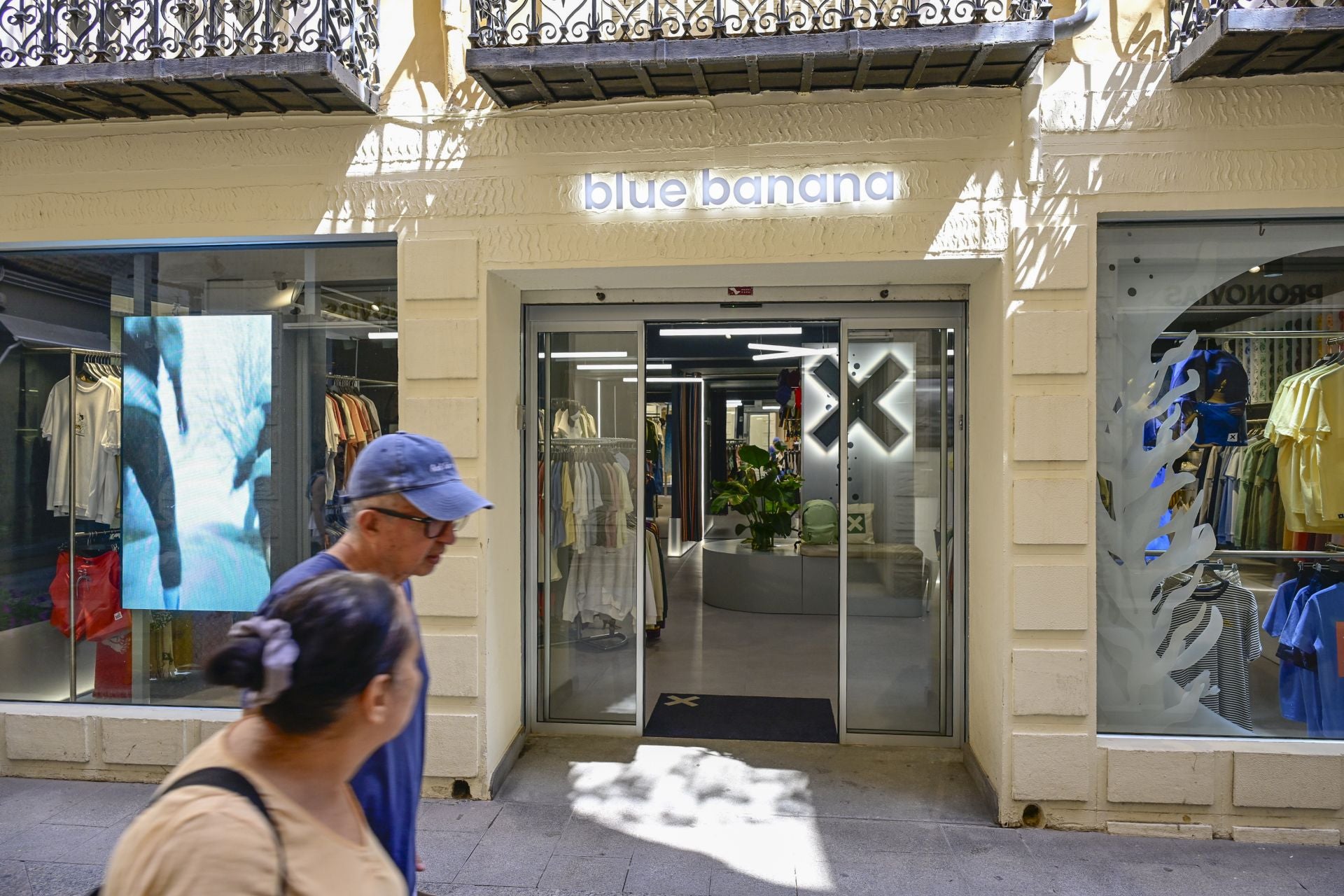 El comercio del centro de Murcia languidece en verano, en imágenes