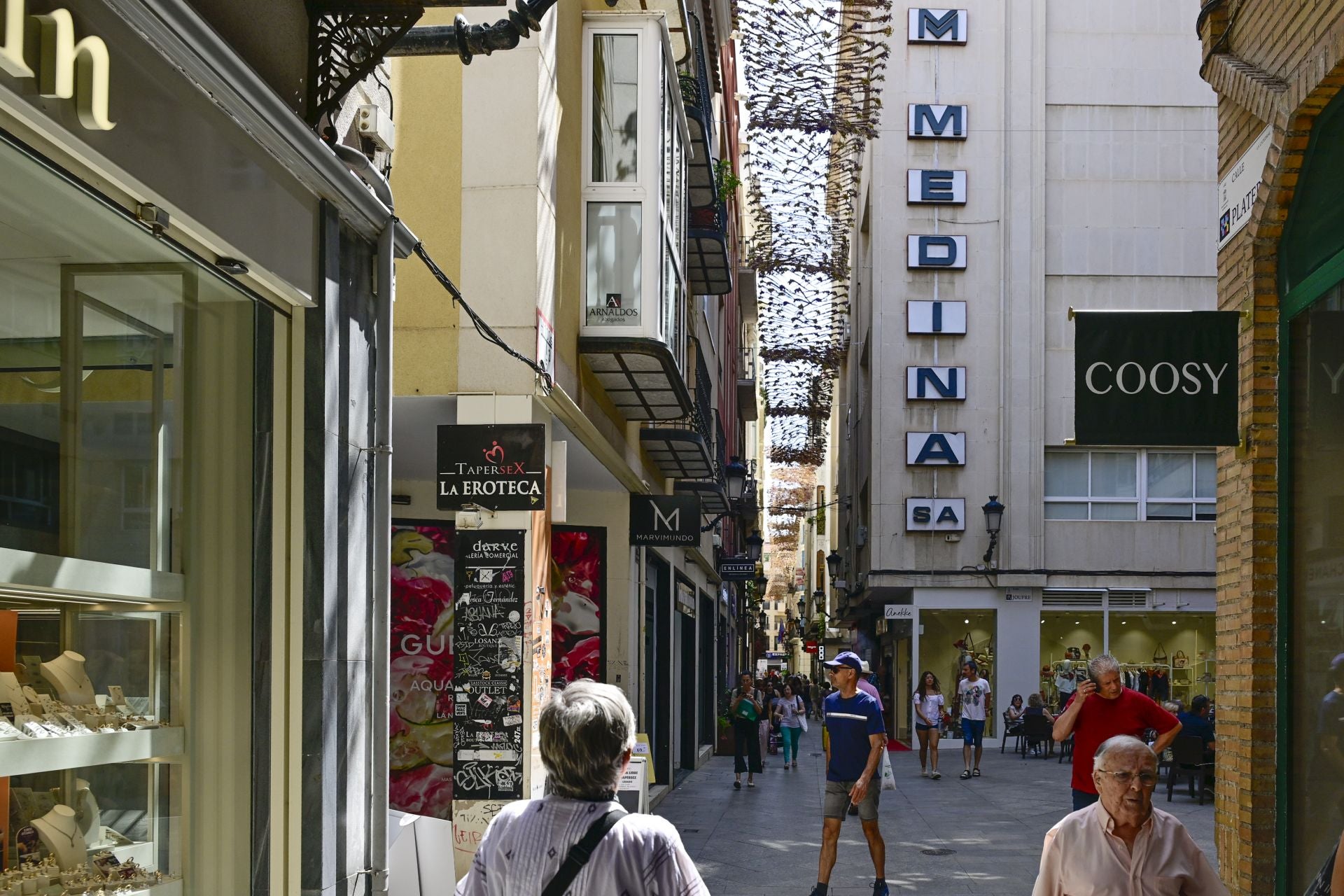 El comercio del centro de Murcia languidece en verano, en imágenes