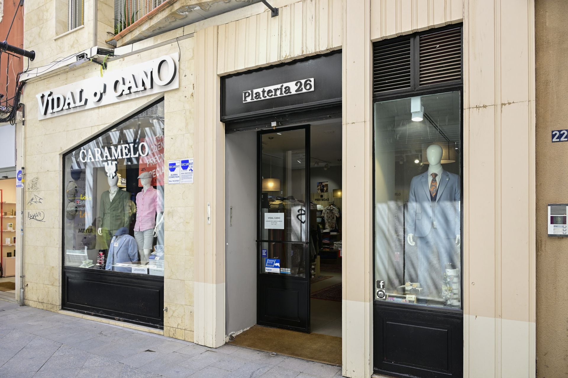 El comercio del centro de Murcia languidece en verano, en imágenes