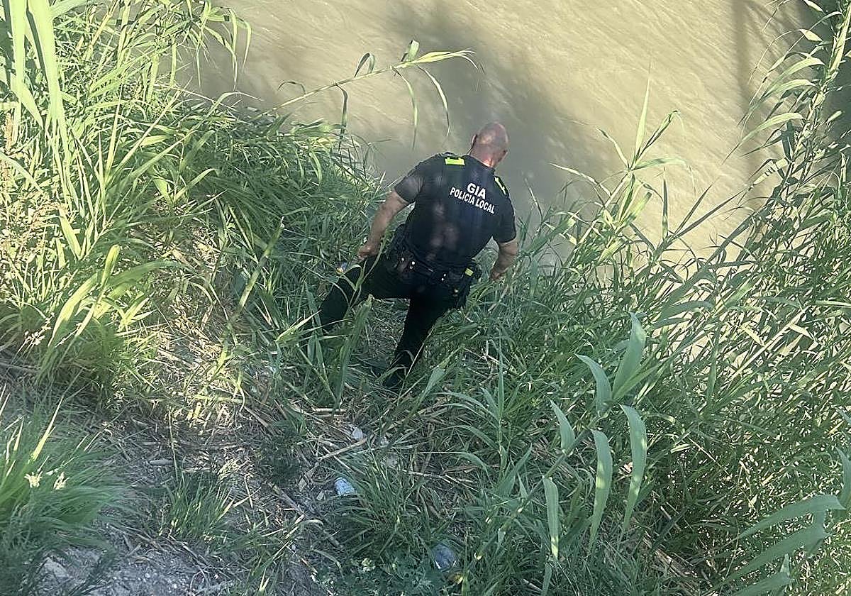 Un agente de la Policía Local de Abarán en la zona del rescate.