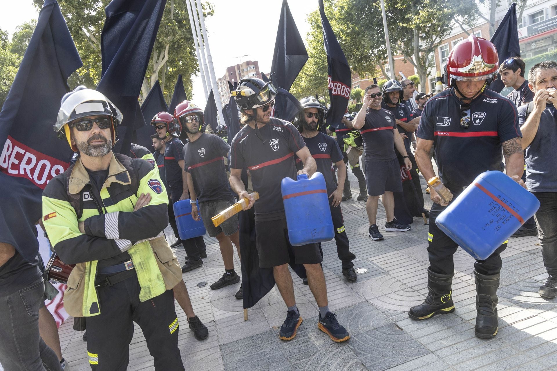 La protesta de los bomberos del CEIS y de los trabajadores de Navantia a las puertas de la Asamblea Regional, en imágenes