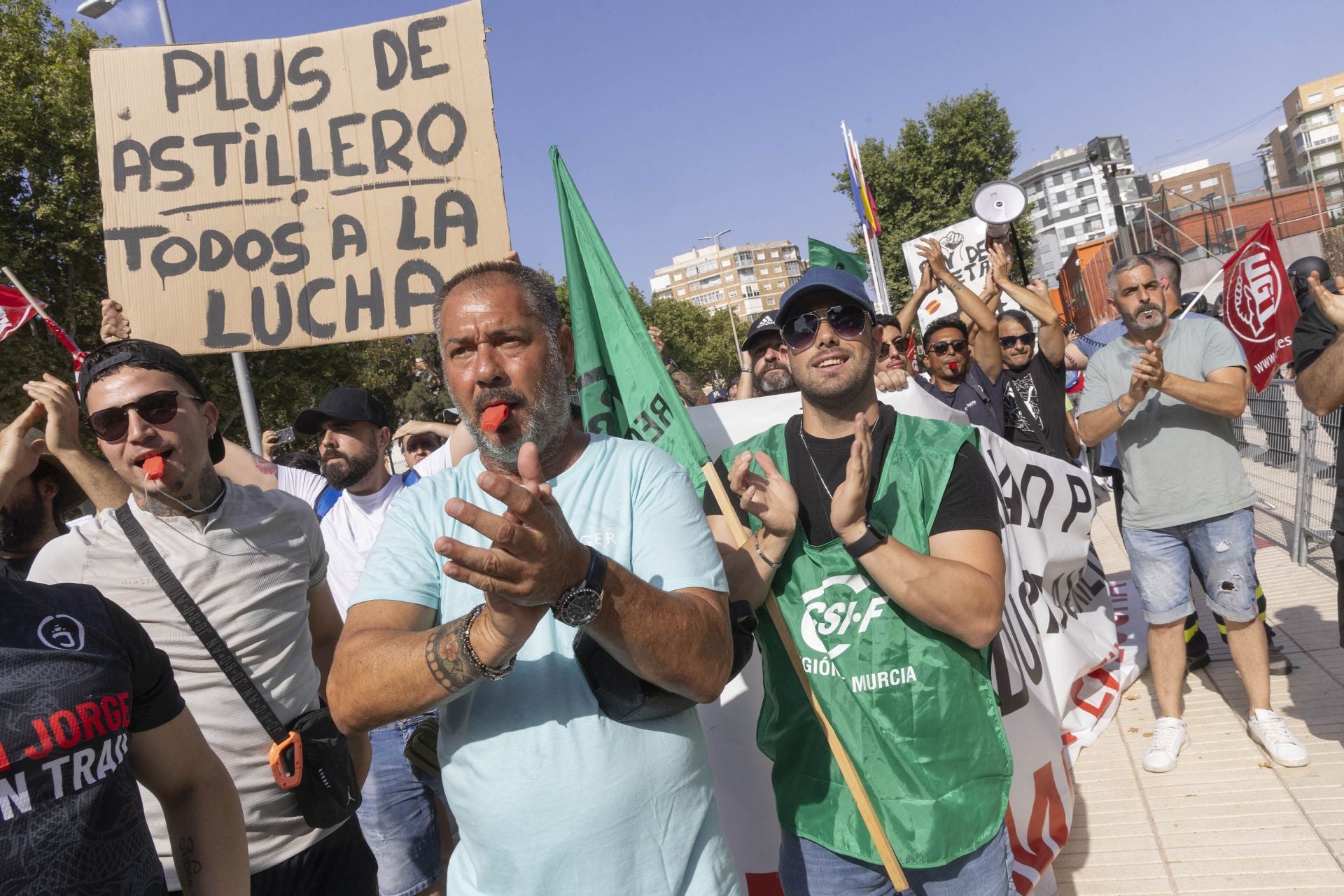 La protesta de los bomberos del CEIS y de los trabajadores de Navantia a las puertas de la Asamblea Regional, en imágenes