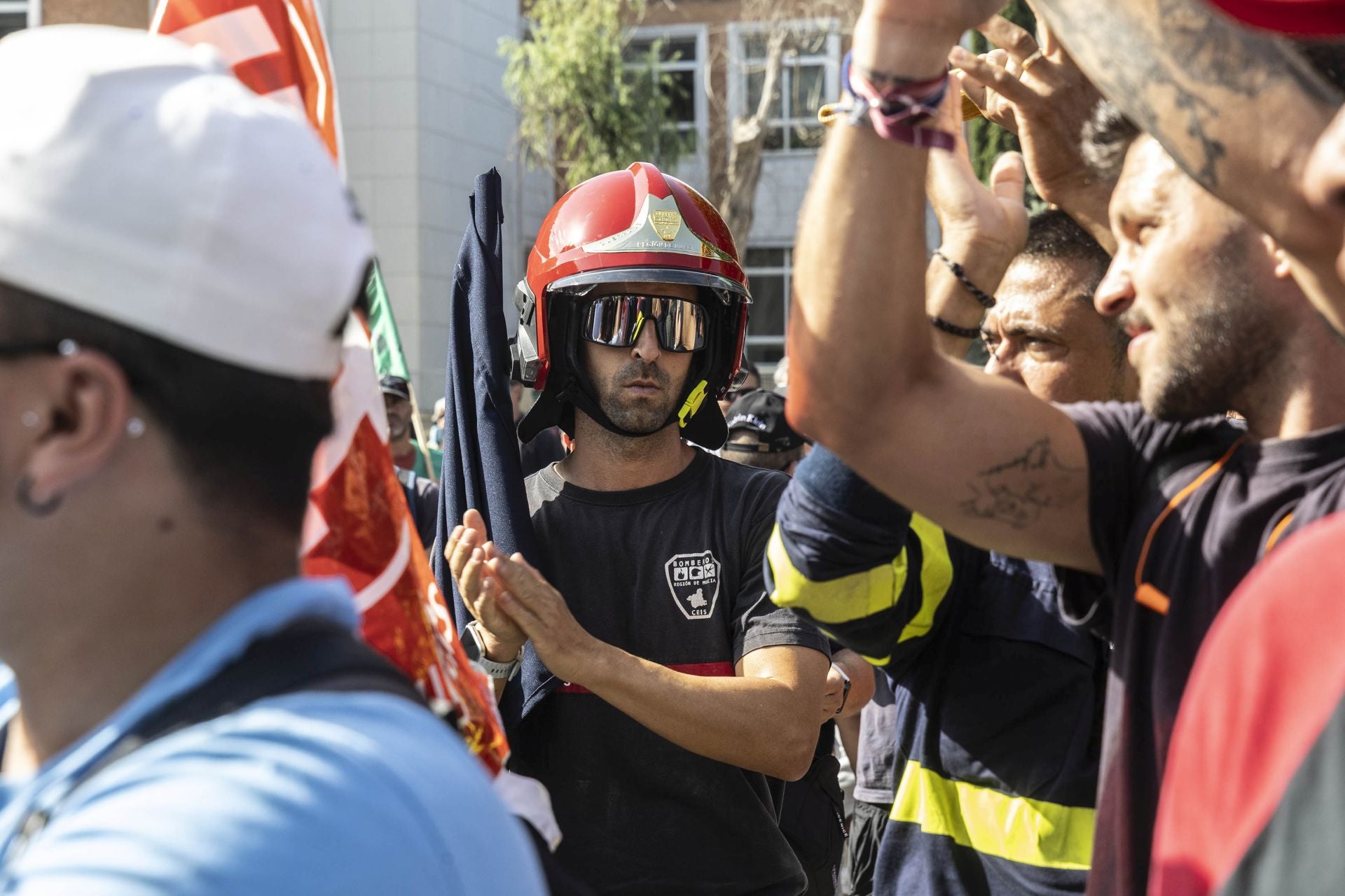 La protesta de los bomberos del CEIS y de los trabajadores de Navantia a las puertas de la Asamblea Regional, en imágenes