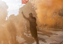 La protesta de los bomberos del CEIS y de los trabajadores de Navantia a las puertas de la Asamblea Regional, en imágenes