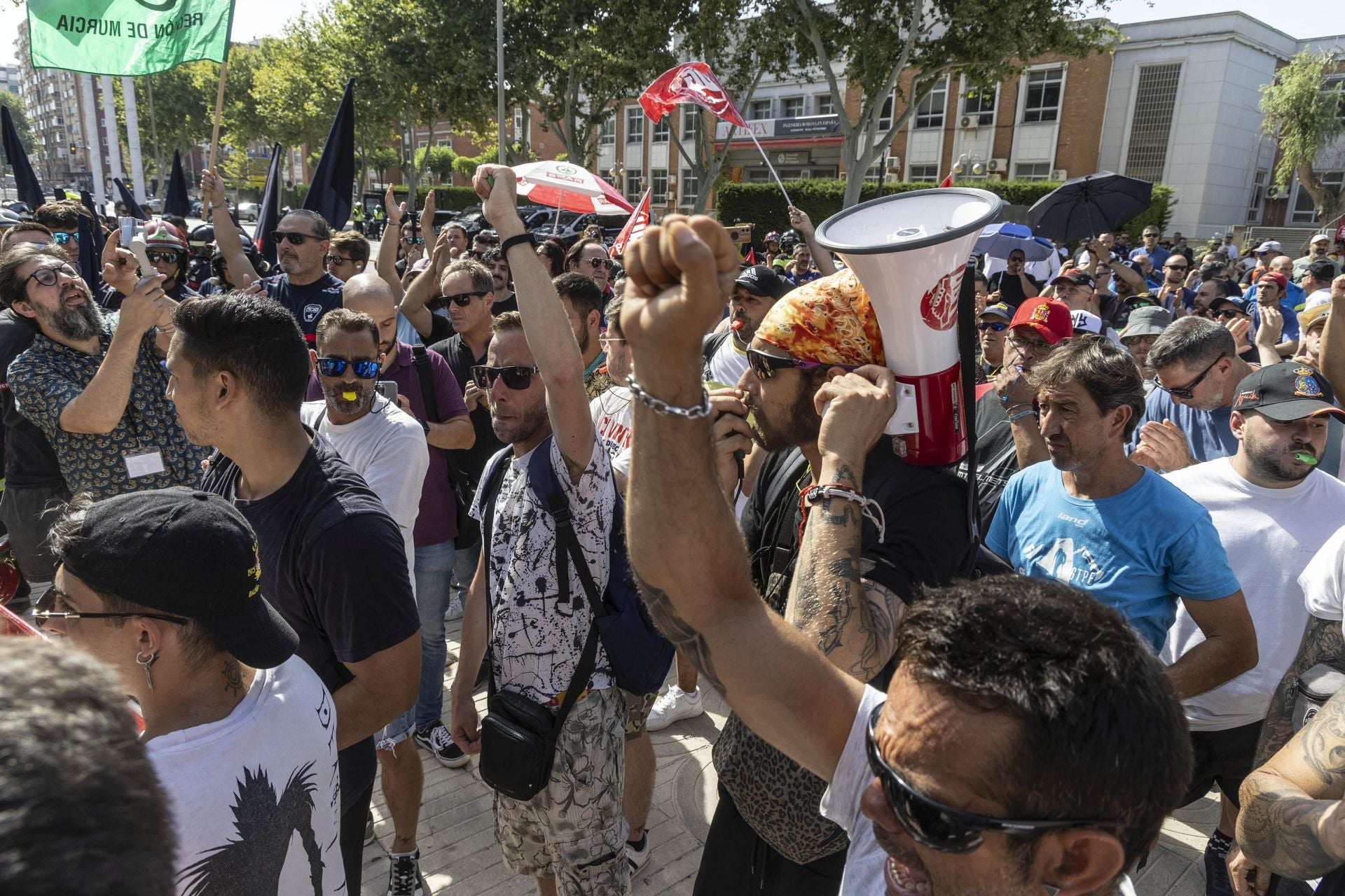 La protesta de los bomberos del CEIS y de los trabajadores de Navantia a las puertas de la Asamblea Regional, en imágenes