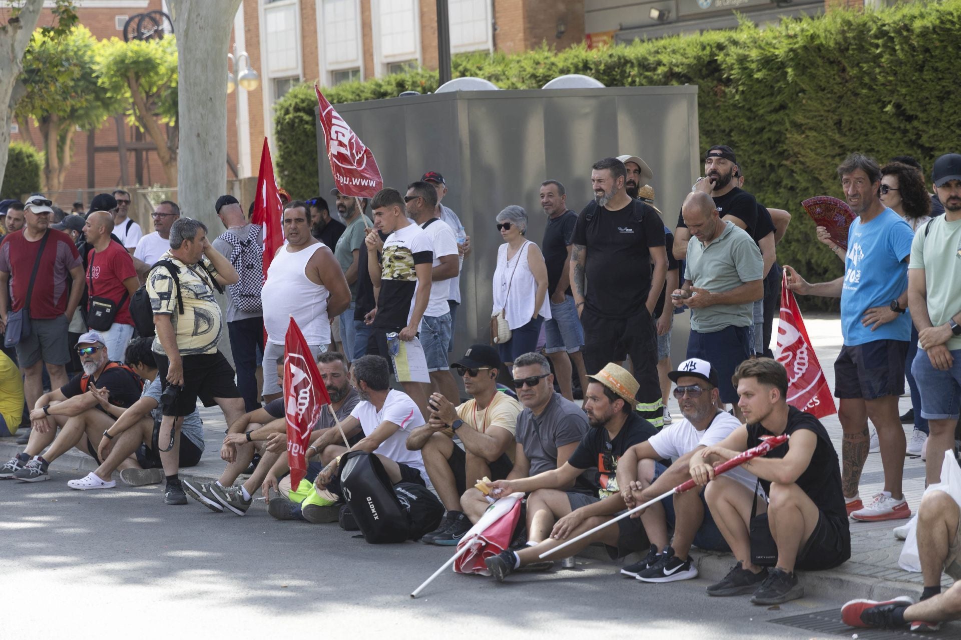La protesta de los bomberos del CEIS y de los trabajadores de Navantia a las puertas de la Asamblea Regional, en imágenes