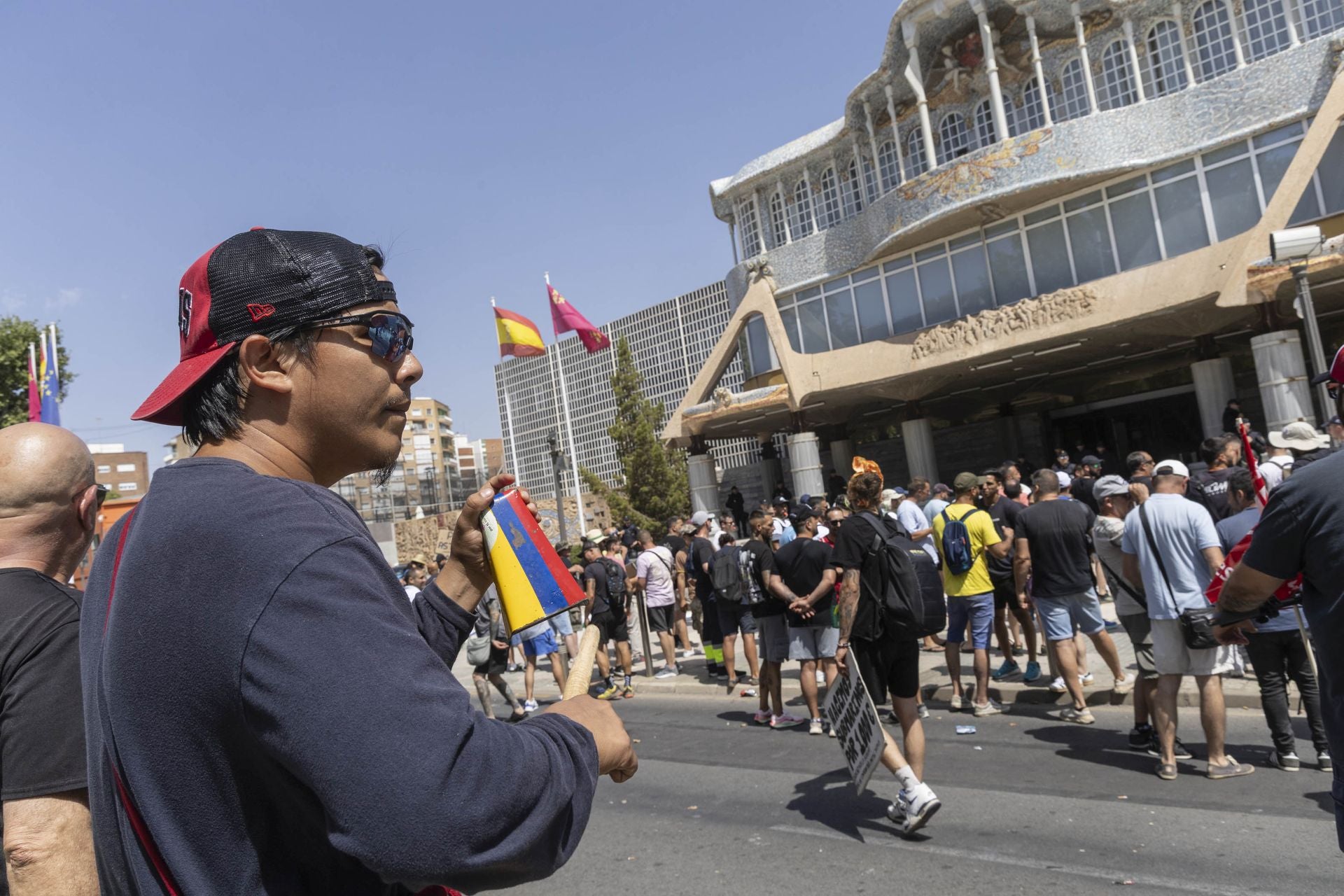 La protesta de los bomberos del CEIS y de los trabajadores de Navantia a las puertas de la Asamblea Regional, en imágenes