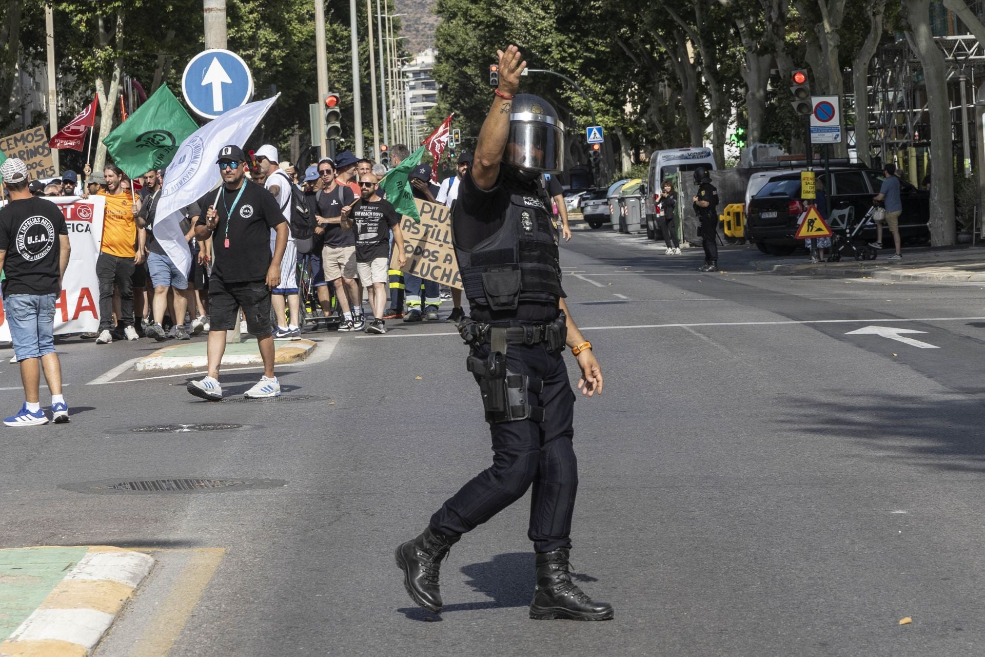 La protesta de los bomberos del CEIS y de los trabajadores de Navantia a las puertas de la Asamblea Regional, en imágenes