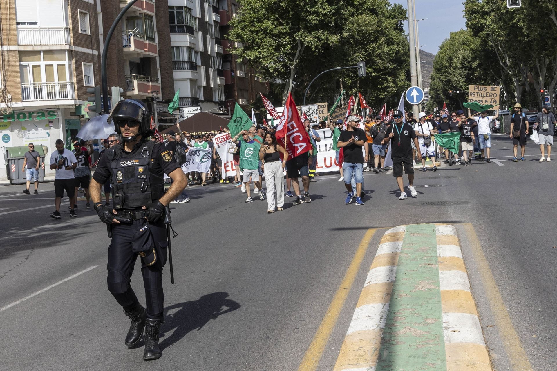 La protesta de los bomberos del CEIS y de los trabajadores de Navantia a las puertas de la Asamblea Regional, en imágenes