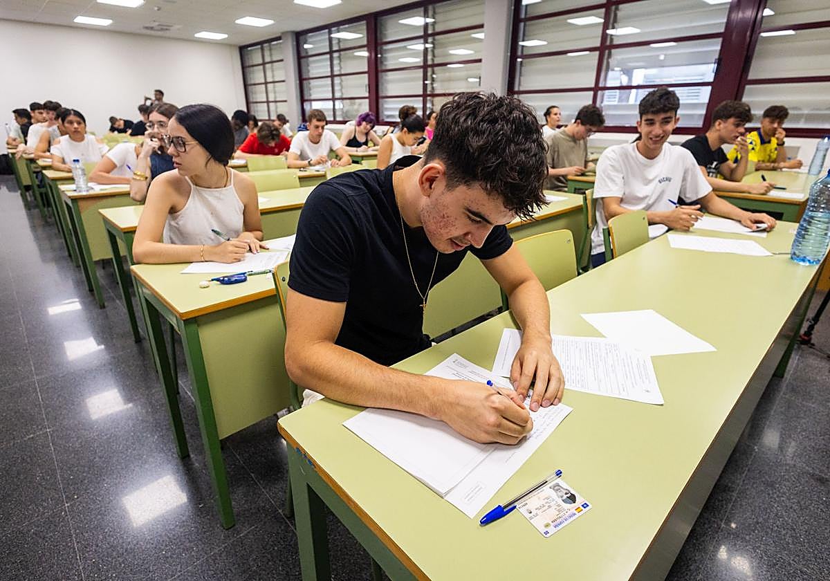 Estudiantes se examinan de la PAU en Valencia en una imagen de archivo.