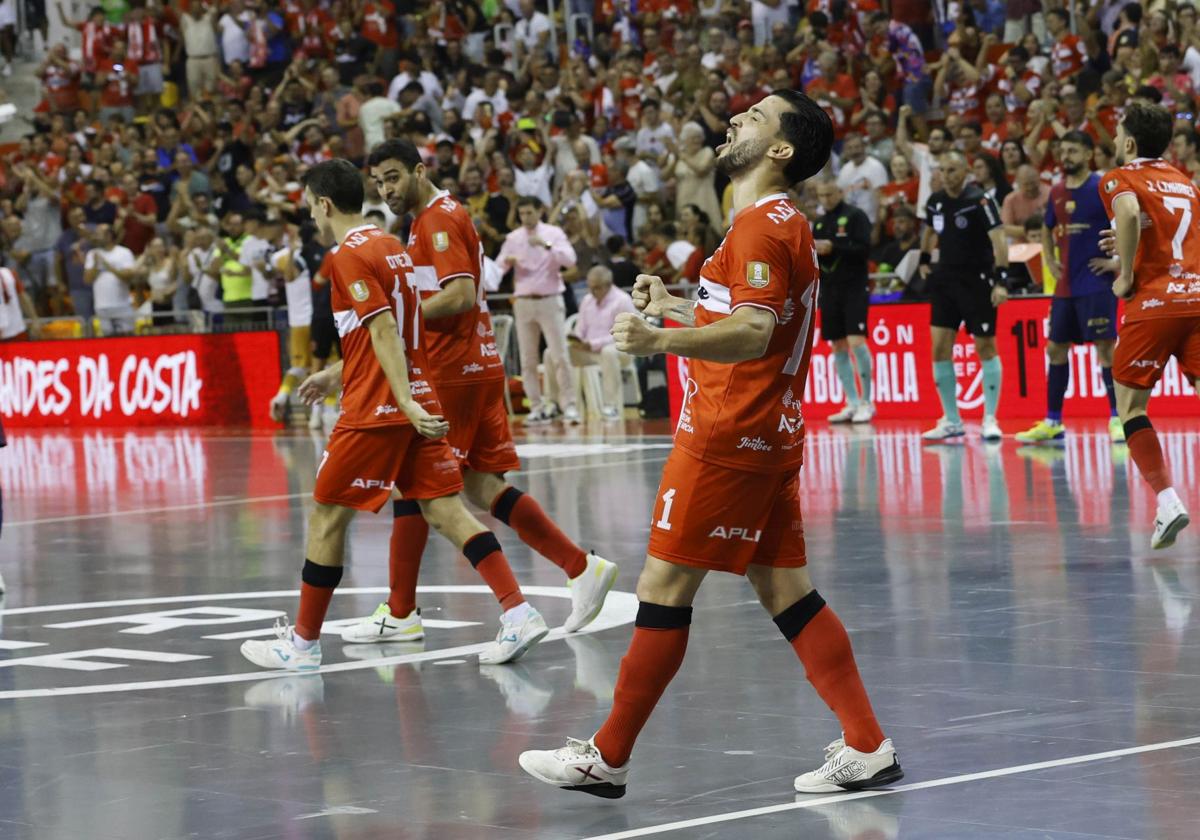 Waltinho celebra un gol del encuentro.