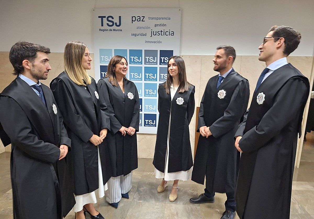 Los seis jueces en prácticas tras la toma de posesión de este jueves en el Palacio de Justicia de Murcia.