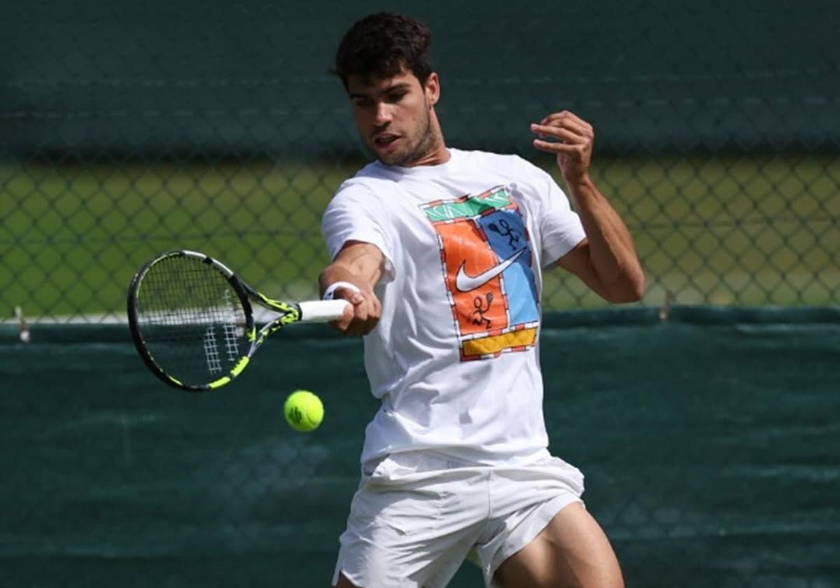 Carlos Alcaraz, ayer, entrenando antes del arranque de Wimbledon sobre la hierba de Londres.