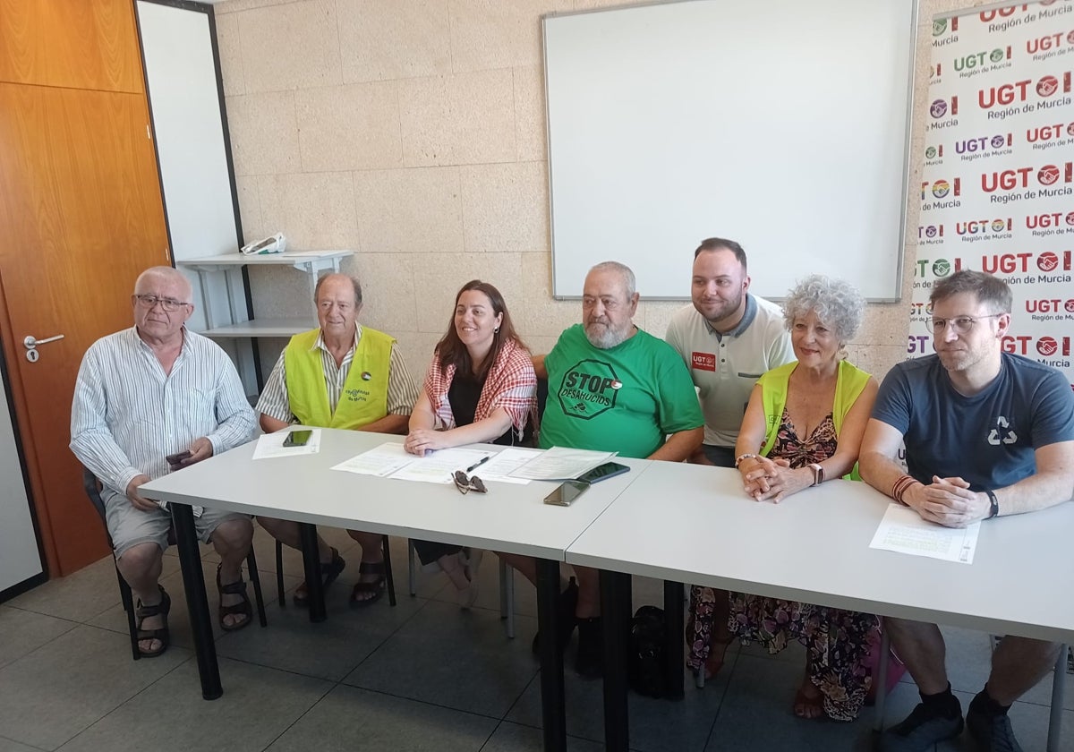 Los miembros de la comisión de ILP por la vivienda, con Paco Morote, en el centro.