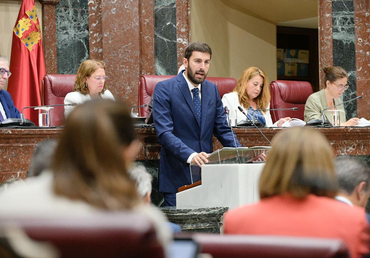 El portavoz de Vox, José Ángel Antelo, este jueves durante su intervención en el Debate sobre el estado de la Región.