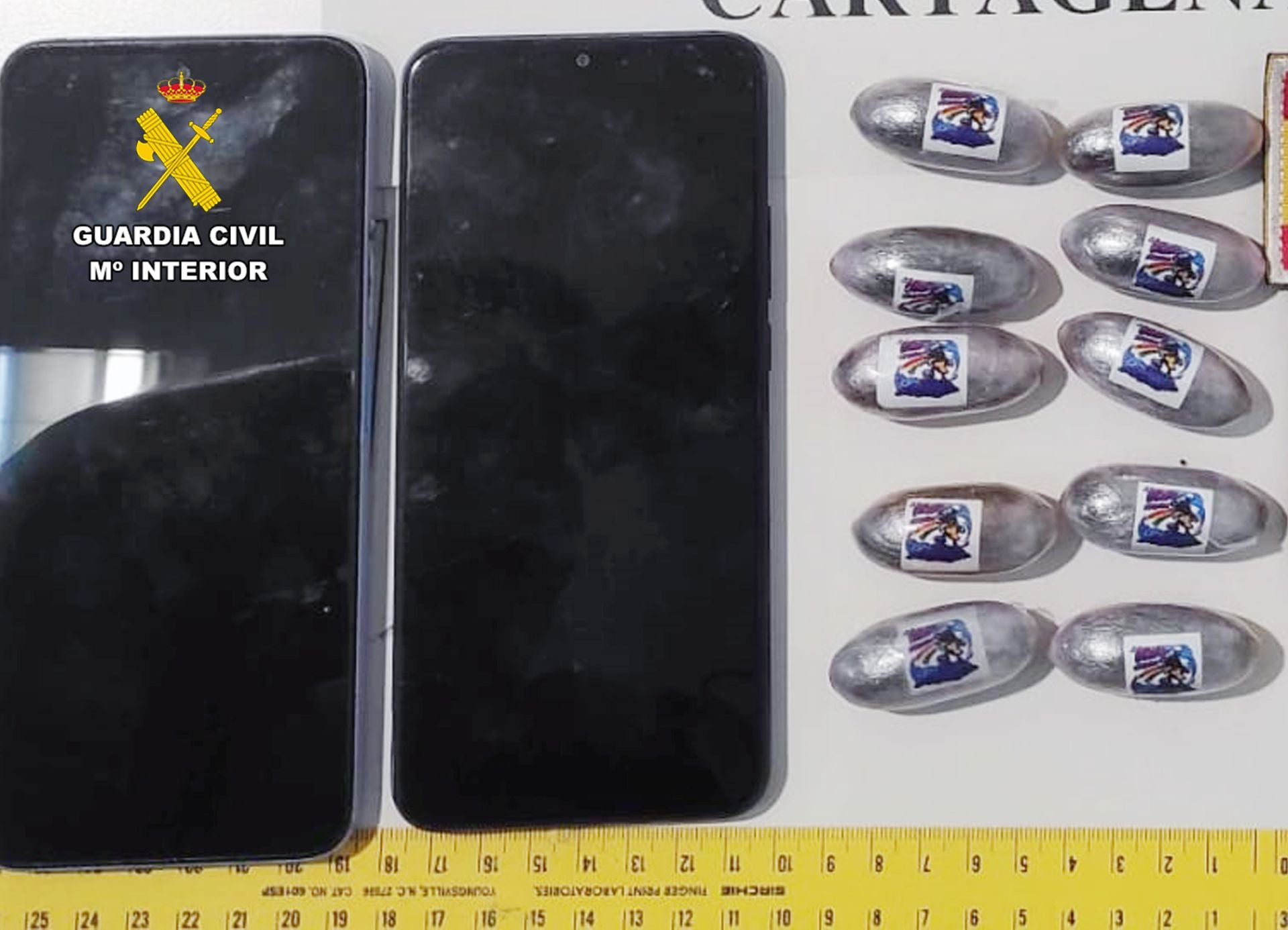 Los teléfonos y las bellotas de hachís incautados.