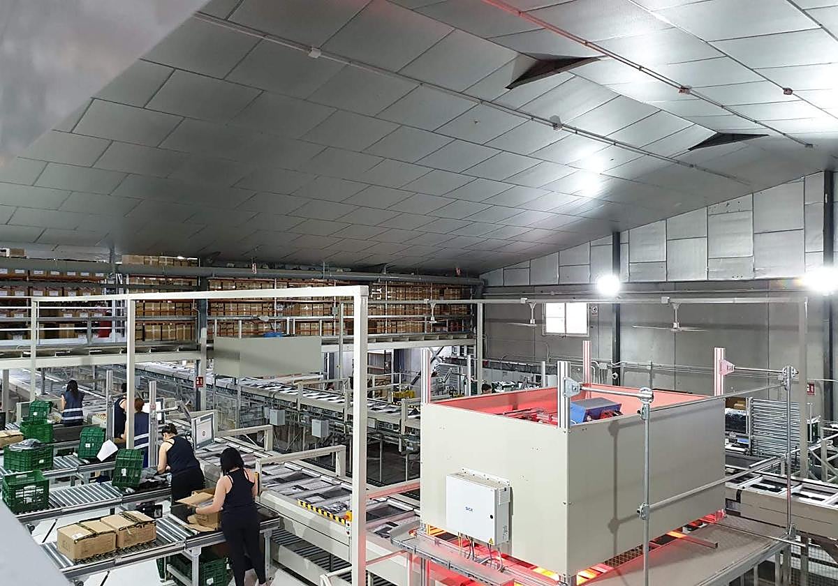 Trabajadoras de la empresa Liwe en la planta de Puente Tocinos.