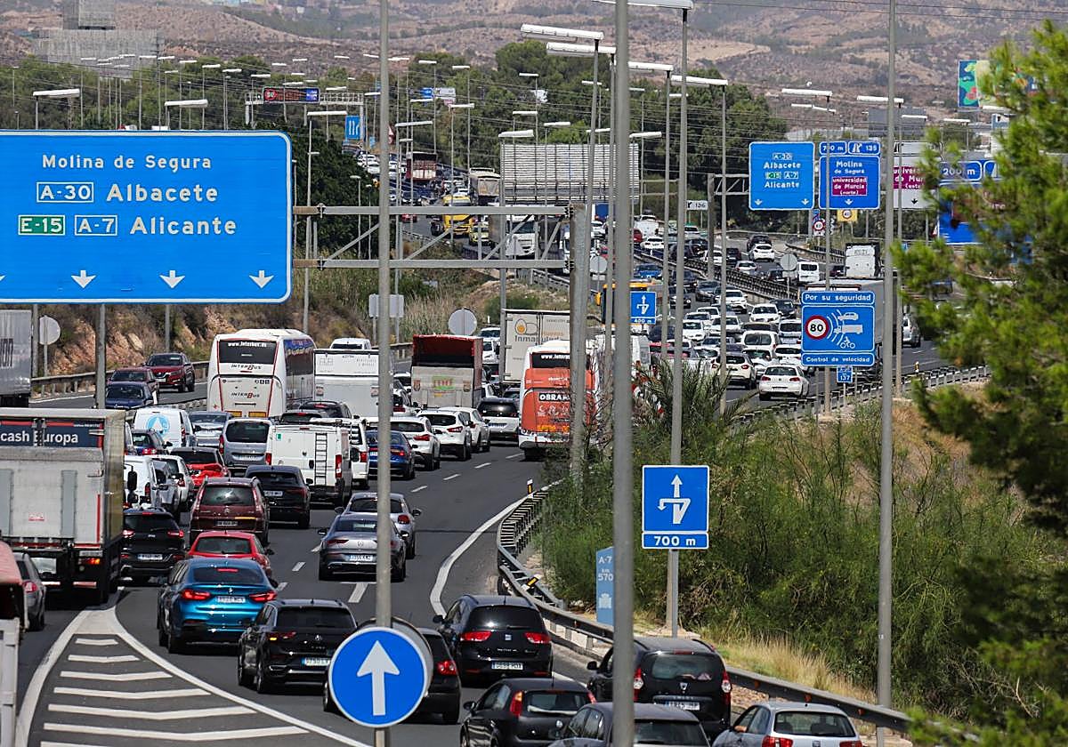 Gran congestión de tráfico en la A-30 cerca de los centros comerciales.