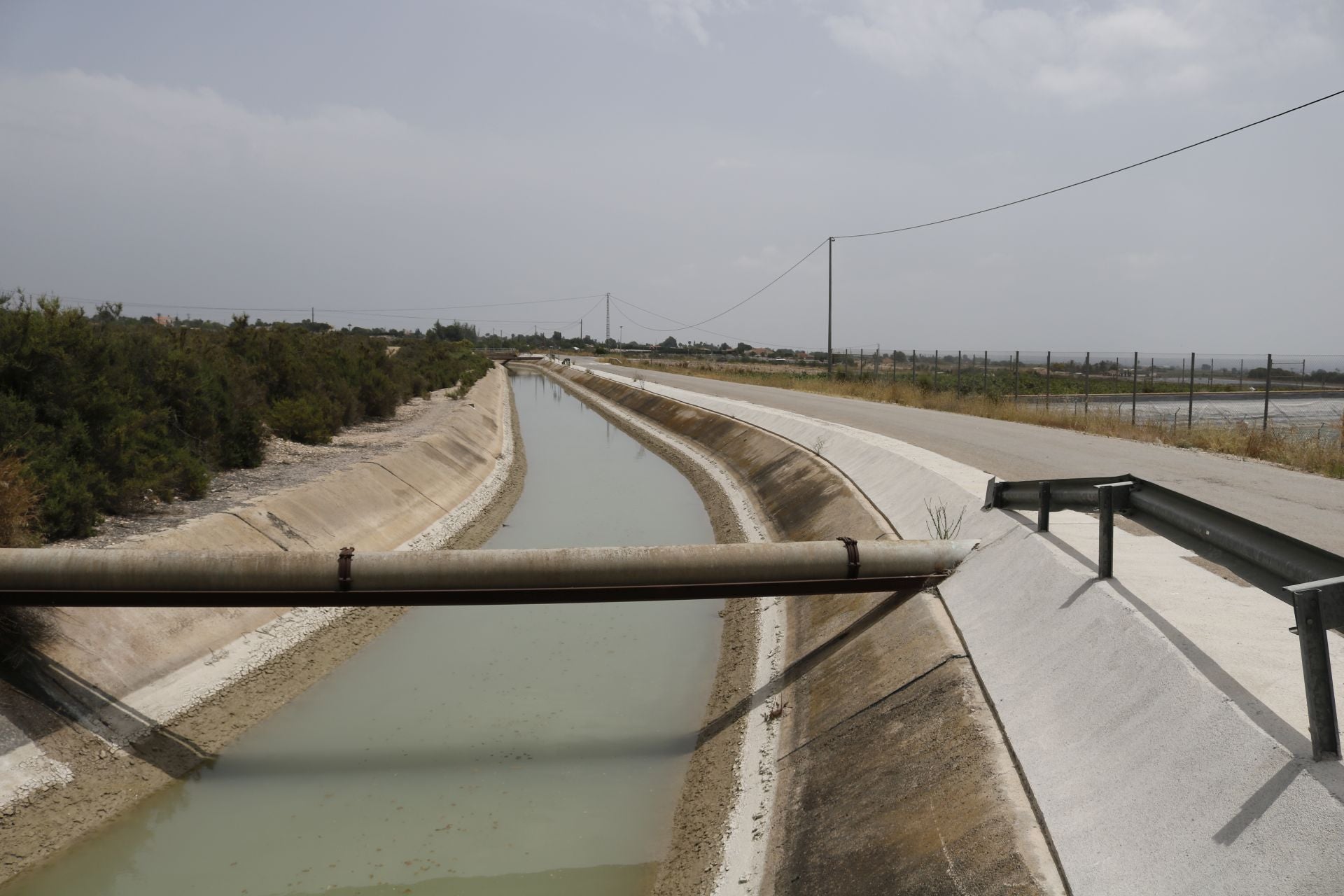 Canal trasvase Tajo-Segura a su paso por Albatera.