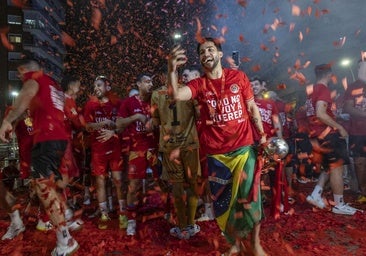 Cubatas, cervezas, manteos y fiesta hasta el amanecer para los campeones del Jimbee