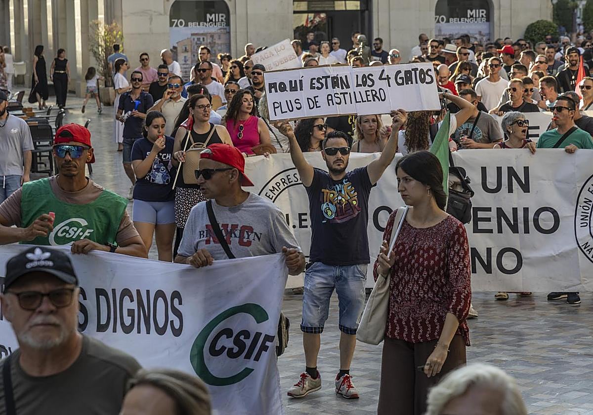Imagen principal - Los auxiliares de Navantia insisten en que no se permita el acceso de trabajadores por el Arsenal