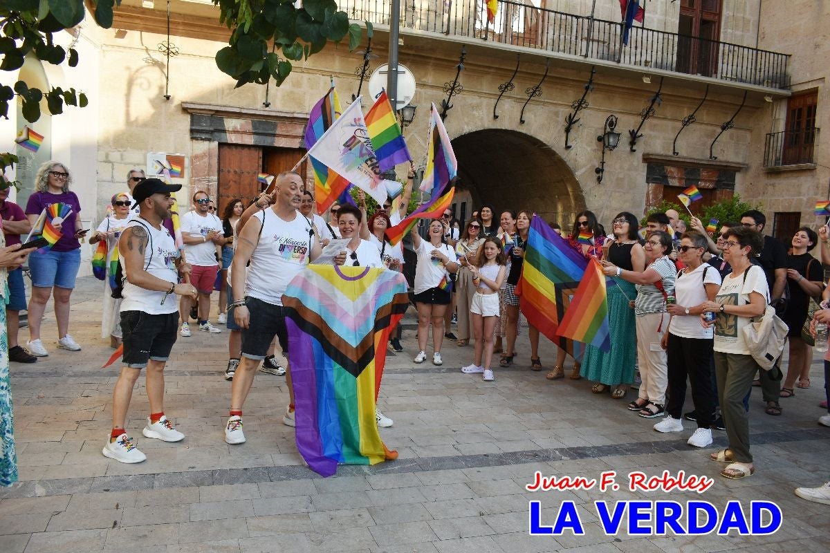 Imágenes de la concentración y lectura del manifiesto del Día del Orgullo LGTBI en Caravaca