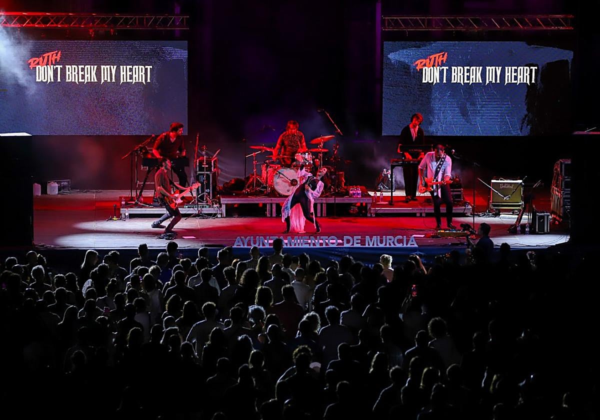 La cantante murciana Ruth Lorenzo presentó su último disco en la plaza Belluga.