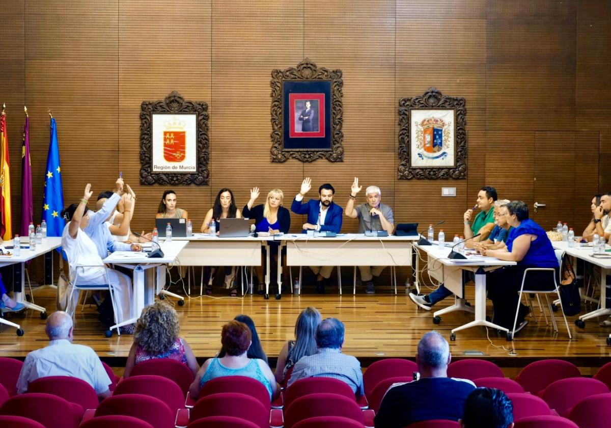 La corporación municipal, durante la votación en el Pleno.